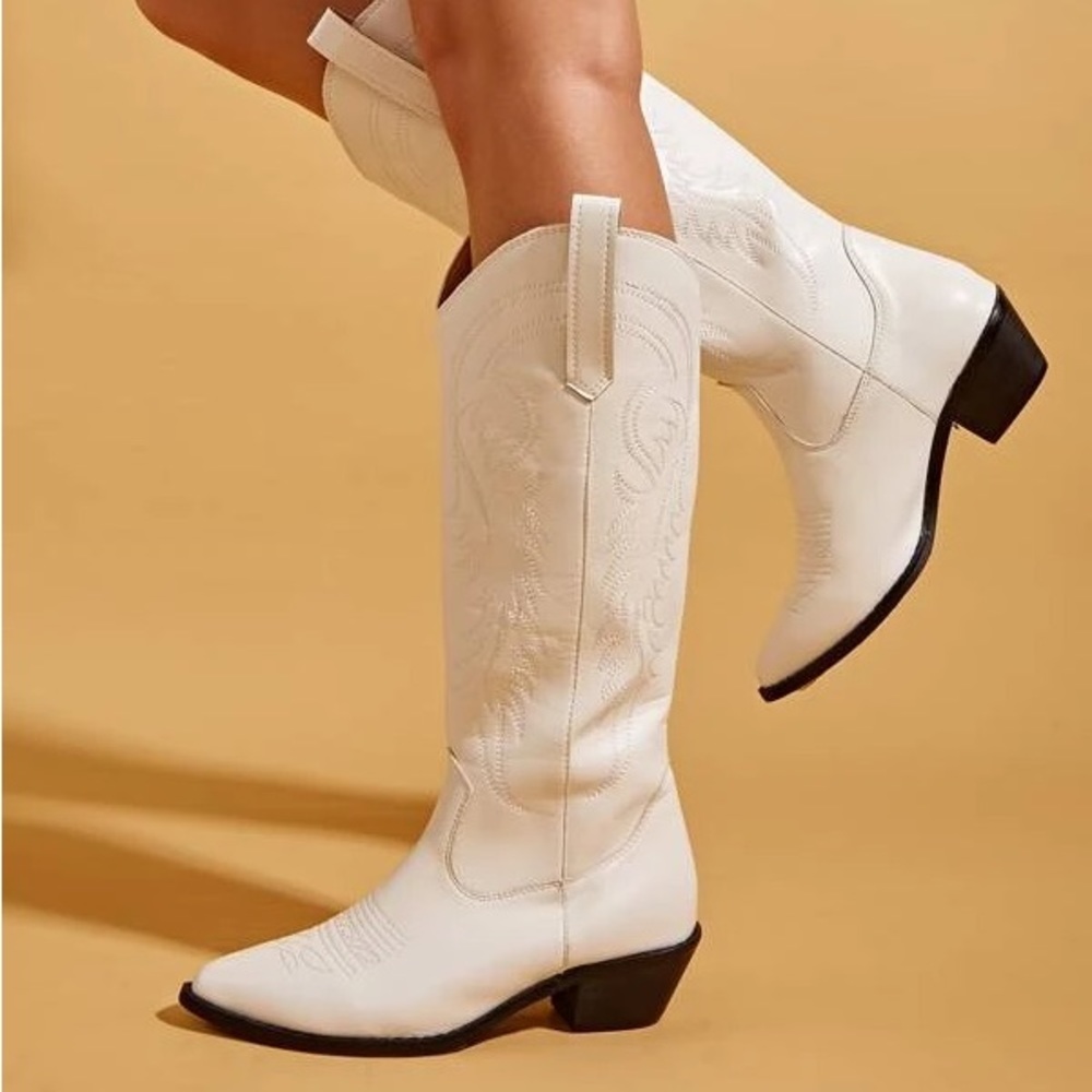 WHITE COWGIRL BOOTS